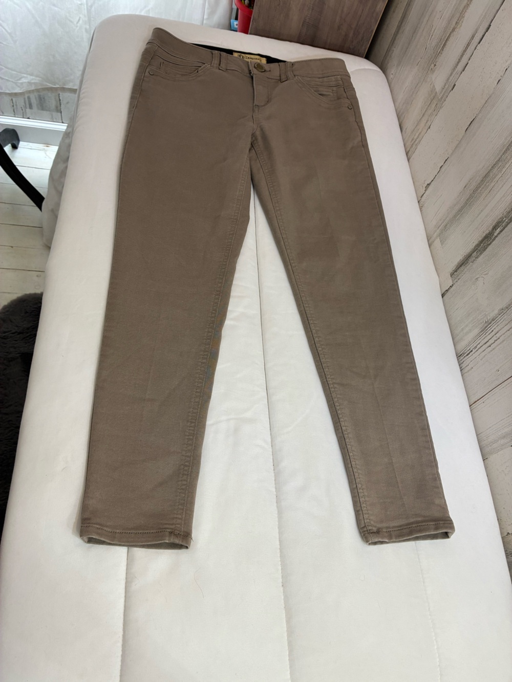 Democracy women’s tan colored Sz 6 ab sol  Skinny pants in Taupe